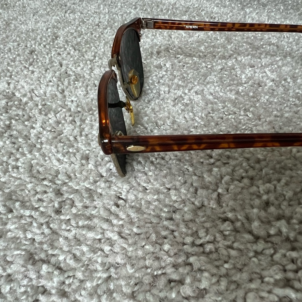 🕶️Women’s one size, cat eye sunglasses brown w/gold trim, preowned. - Picture 7 of 8